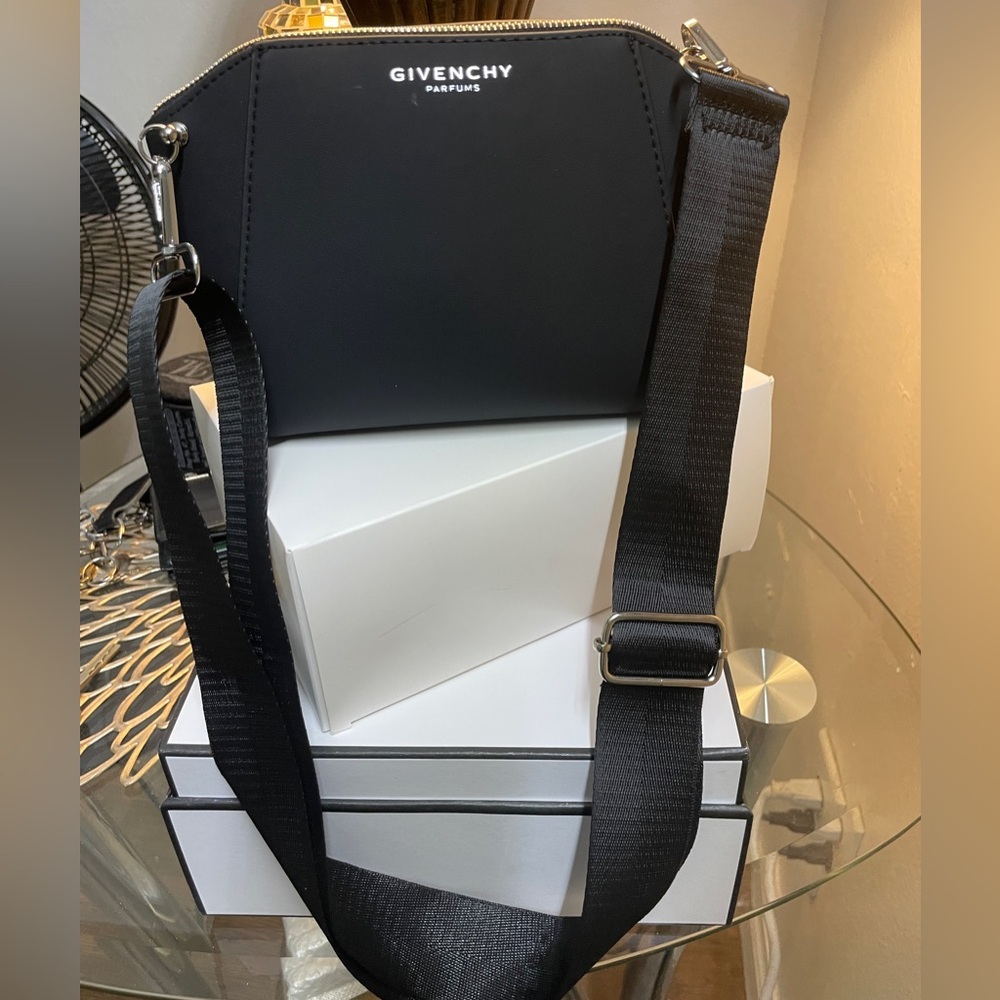 Givenchy - Picture 3 of 10